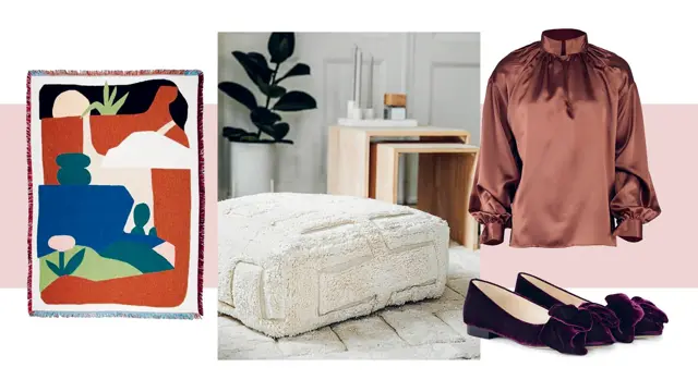 Mønstret pledd, stor hvit puff på et gulv med teppe, blomsterpotte og to småbord i bakgrunnen, silkebluse og ballerinasko.