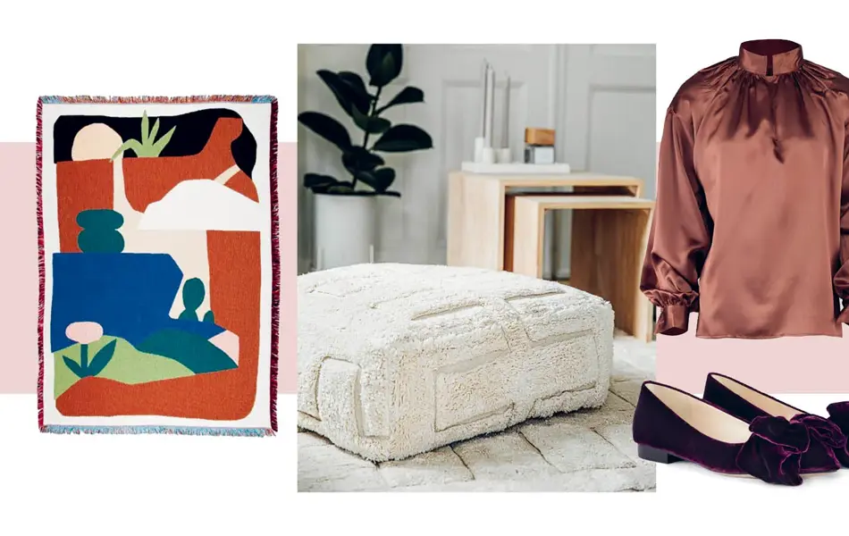 Mønstret pledd, stor hvit puff på et gulv med teppe, blomsterpotte og to småbord i bakgrunnen, silkebluse og ballerinasko.