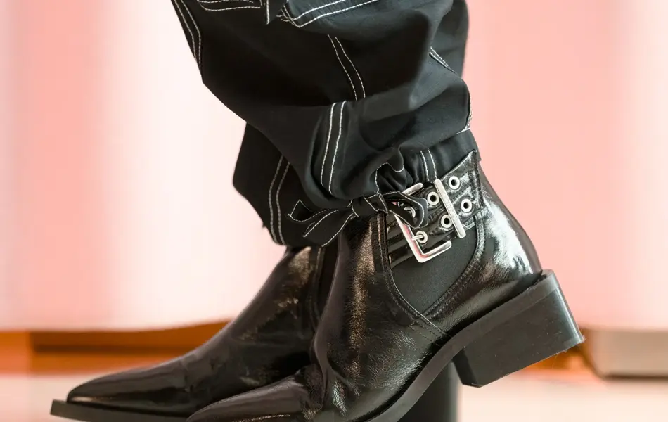 ben med sort bukse og sorte ankelstøvletter