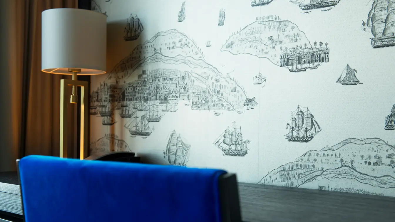 Stol og arbeidspult på enkeltrom på Thon Hotel Fosnavåg