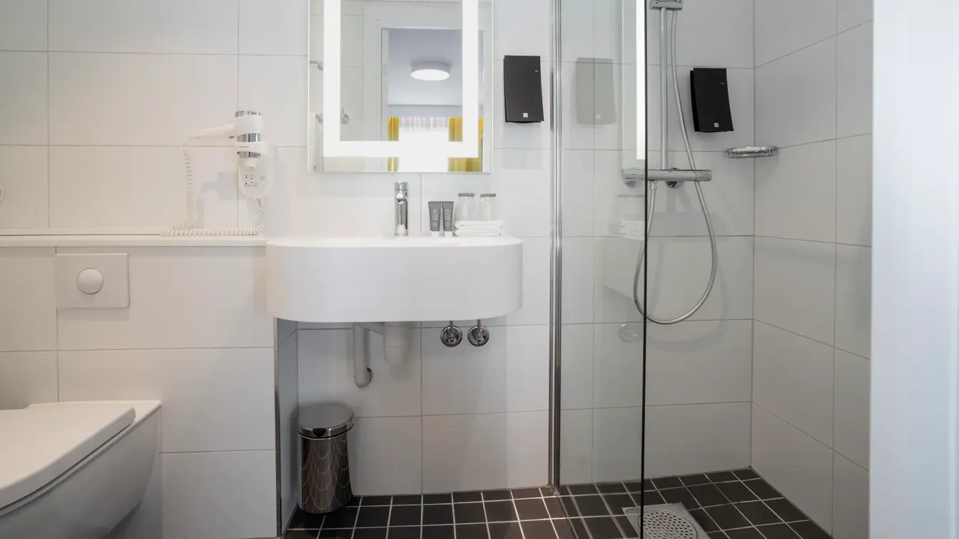 Bad med dusj i suite på Thon Hotel Moldefjord
