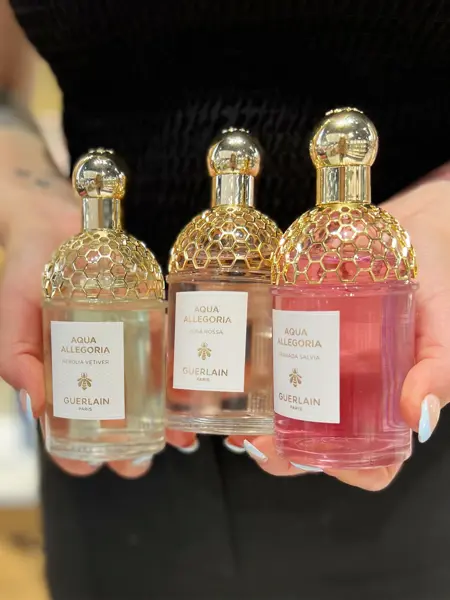 To hender holder tre parfymer fra Guerlain