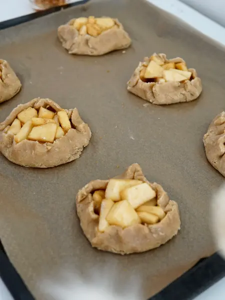 Bakebrett med seks små rå eplekaker
