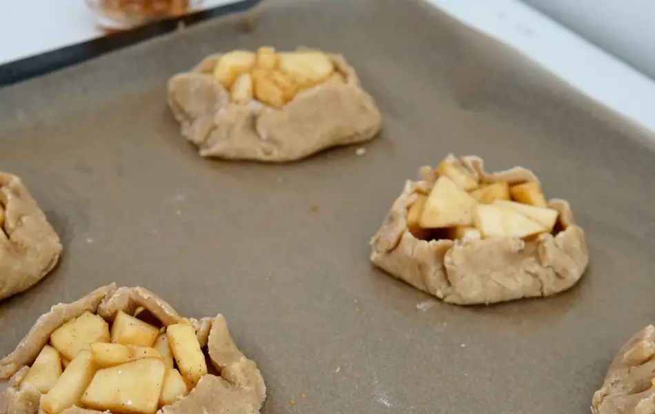 Bakebrett med seks små rå eplekaker