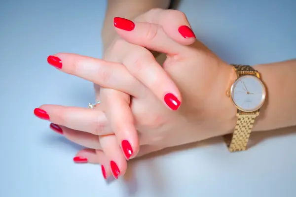 Hender med rød neglelakk