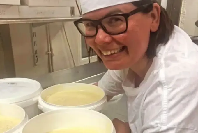 Dame fra Råde Bakeri med vaffelrøre