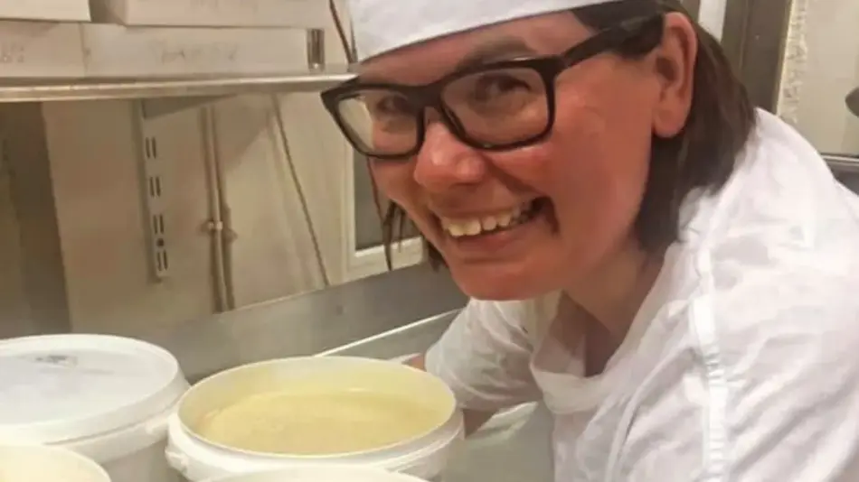 Dame fra Råde Bakeri med vaffelrøre