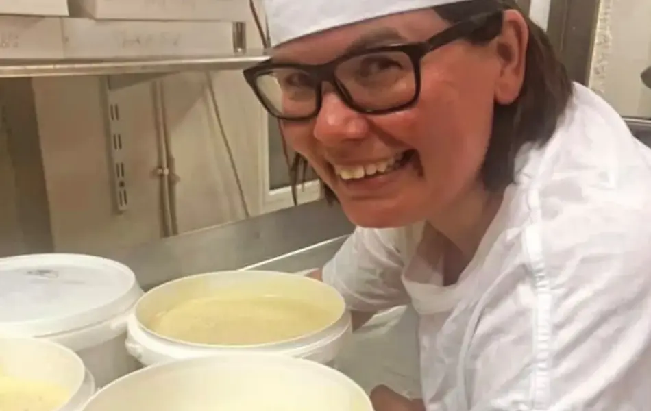 Dame fra Råde Bakeri med vaffelrøre