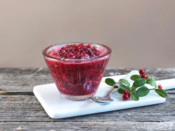 Glasskål på en hvit fjøl med hjemmelagd tyttebærsalat
