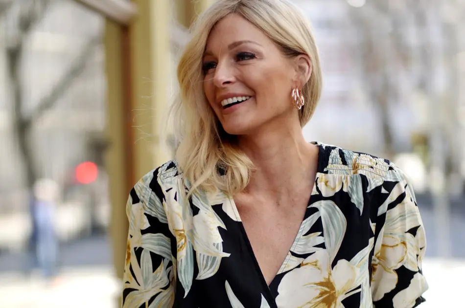 smilende dame i sommerklær