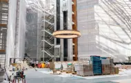 Bilde fra renoveringen av atriet i Vika Atrium med byggematerialer og utstyr på gulvet og vegger kledd i stillas og presenning