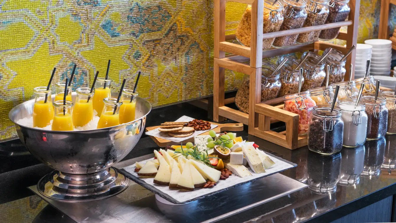 Smoothie og oster på frokosten i frokostsal på Thon Hotel Orion i Bergen Sentrum