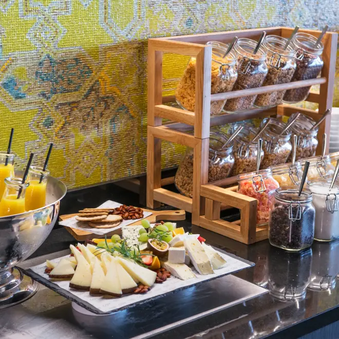 Smoothie og oster på frokosten i frokostsal på Thon Hotel Orion i Bergen Sentrum