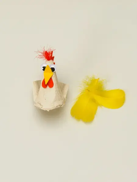 En eggekartong omgjort til en høne som mangler vinger
