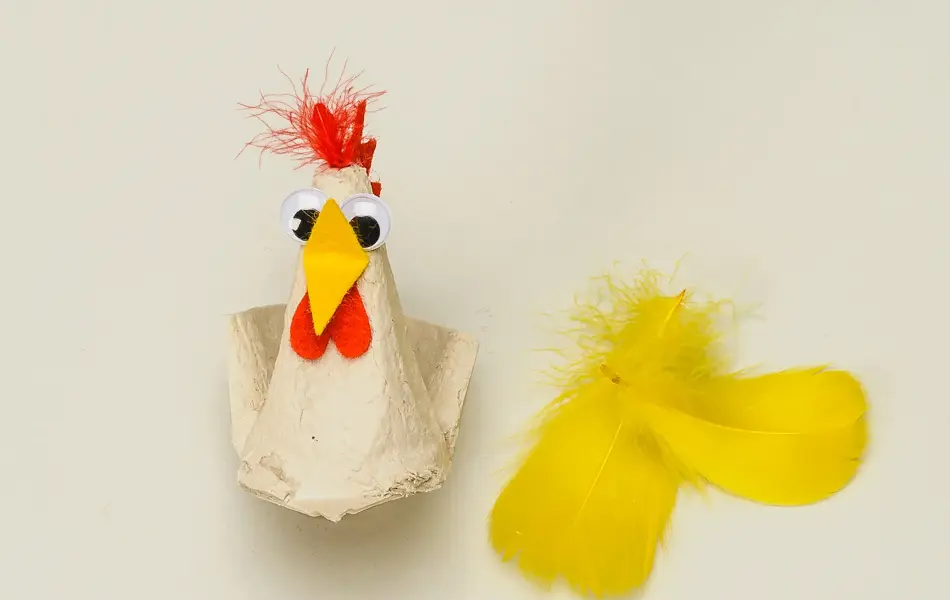 En eggekartong omgjort til en høne som mangler vinger