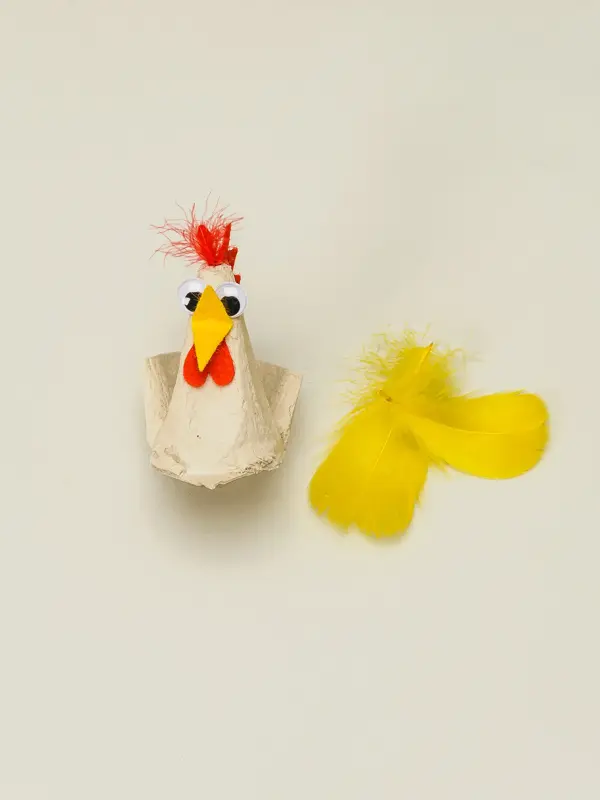 En eggekartong omgjort til en høne som mangler vinger