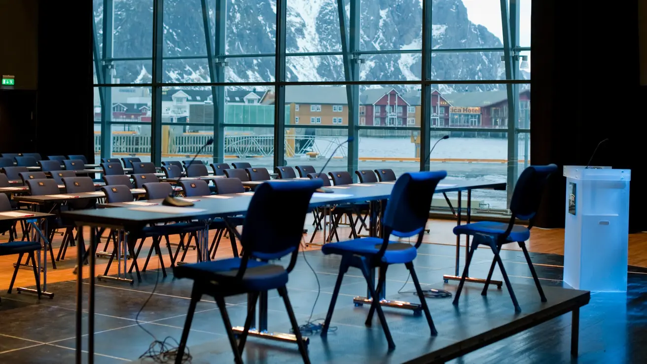 konferansesal med store vinduer og utsikt mot fjell og vann på kurs og konferanse på Thon Hotel Lofoten i Svolvær