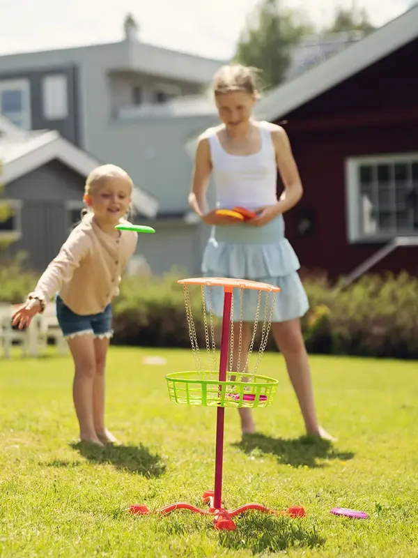Barn som leker med frisbeegolf