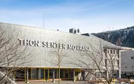 Fasadebilde av Thon Senter Mo i Rana, hovedinngang med logo.