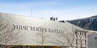 Fasadebilde av Thon Senter Mo i Rana, hovedinngang med logo.