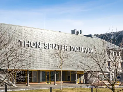 Fasadebilde av Thon Senter Mo i Rana, hovedinngang med logo.