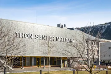 Fasadebilde av Thon Senter Mo i Rana, hovedinngang med logo.