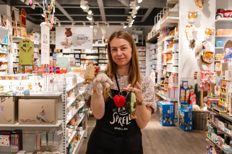 Første skoledag er en spennende dag, som også krever litt forberedelser. Har du alt klart? Nedenfor finner du en oversikt over hva du trenger til skolestart. 