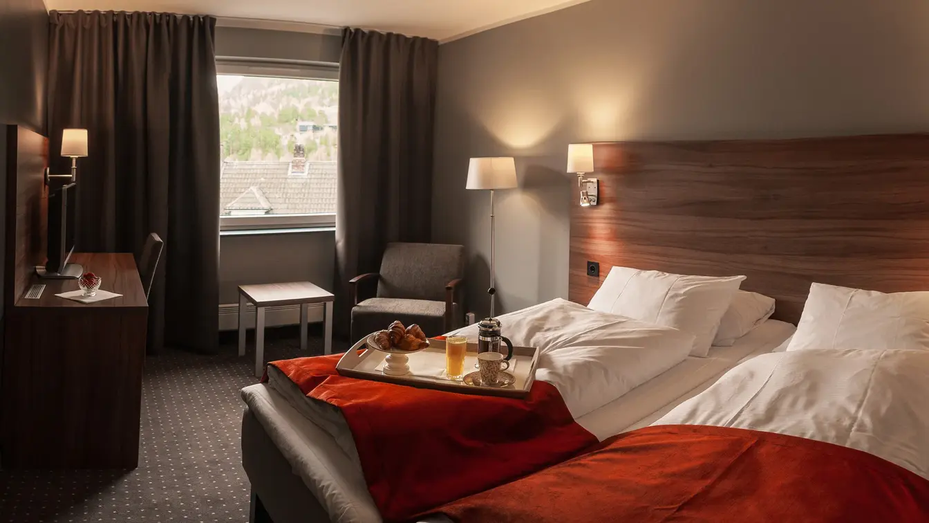 Frokostbrett på dobbeltseng i rom på Thon Hotel Otta