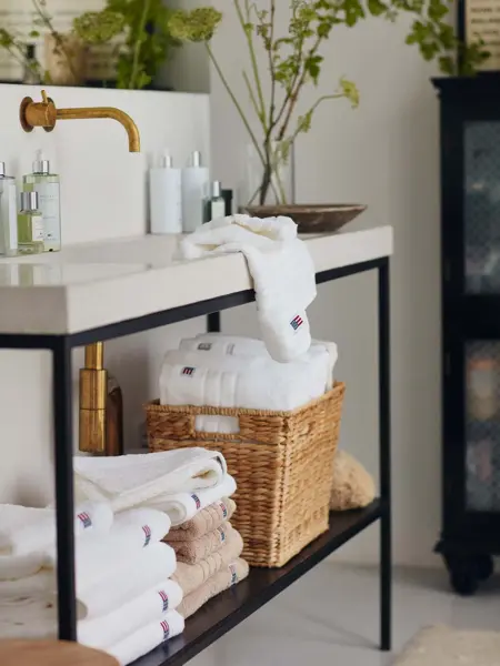 Servant dekket med håndklær