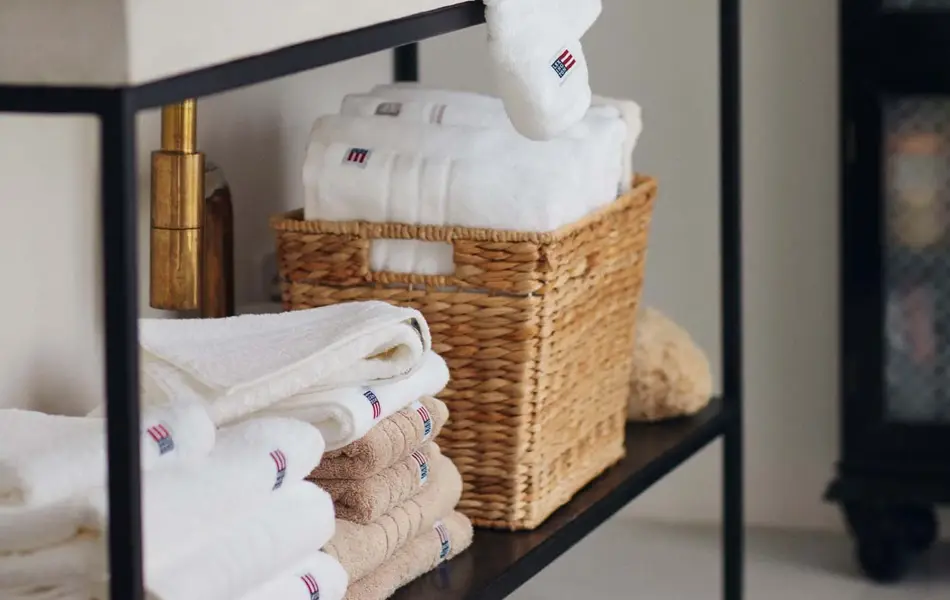 Servant dekket med håndklær