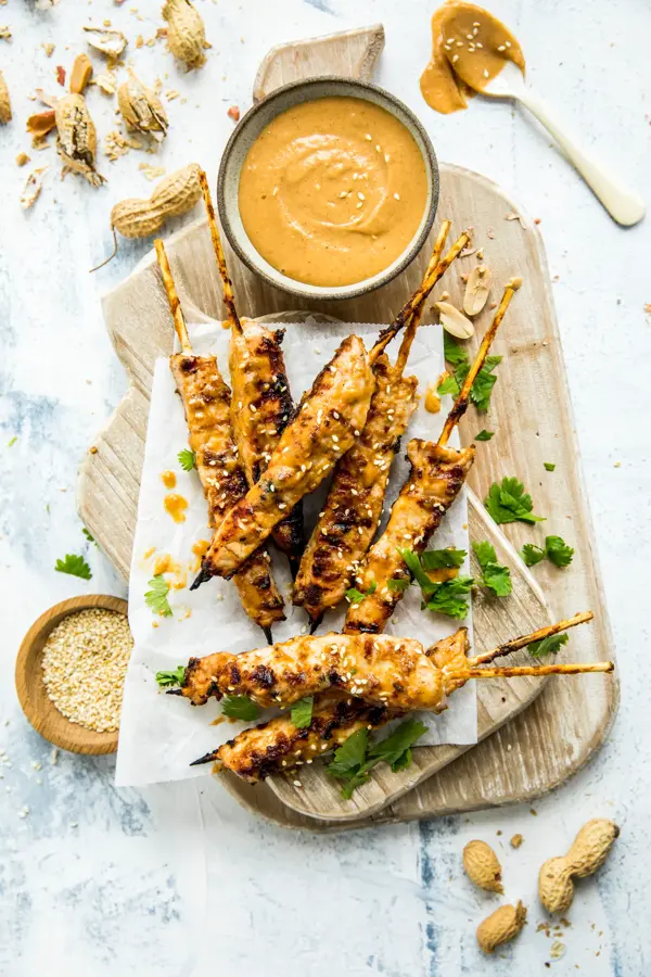Kyllingsatay-spyd med peanøttsaus ved siden på trefjøl