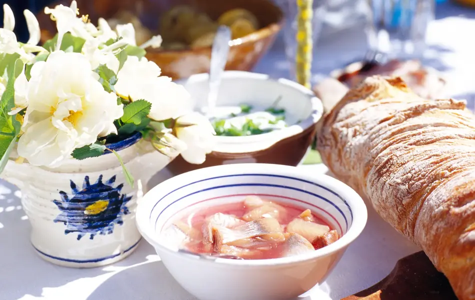 Skål med sild på midtsommerbordet