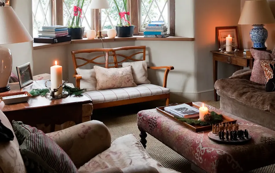 Stue med mønstrete ottoman som bord 