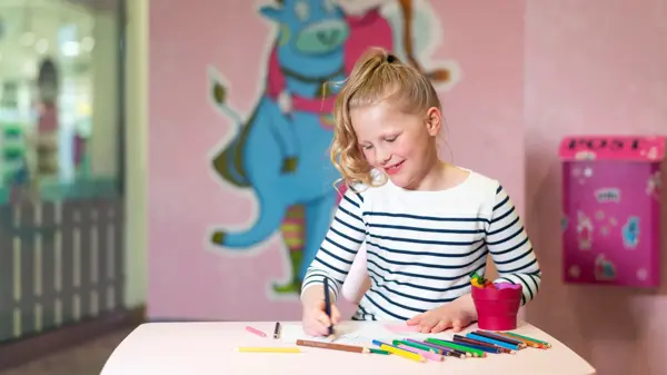 jente som sitter og tegner på amfelia og oskar lekerom