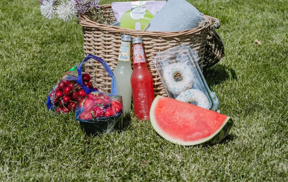 Piknikkurv på gresset