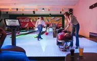 ungdom som spiller bowling med discolys