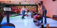 ungdom som spiller bowling med discolys