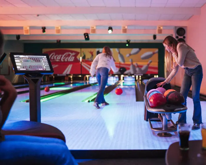 ungdom som spiller bowling med discolys
