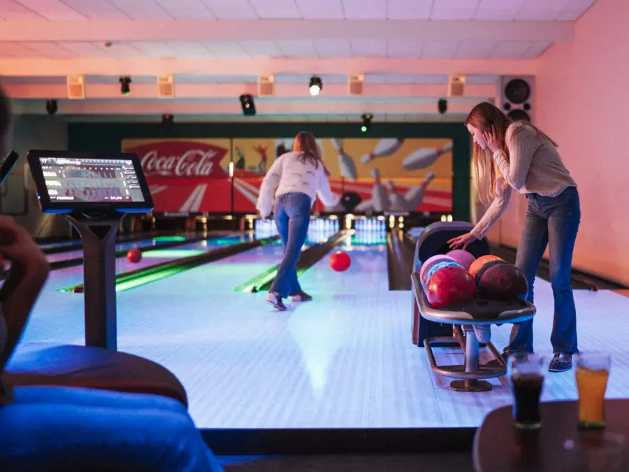 ungdom som spiller bowling med discolys