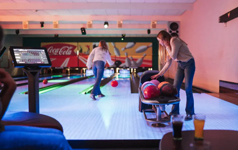 ungdom som spiller bowling med discolys