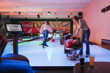 ungdom som spiller bowling med discolys