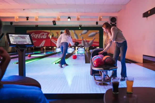 ungdom som spiller bowling med discolys