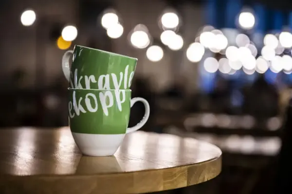 to skravlekopper på et bord