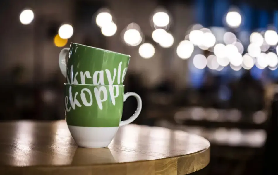 to skravlekopper på et bord