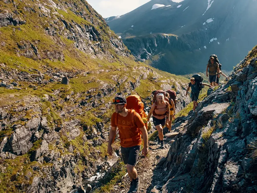 Fire personer på fjelltur med turklær