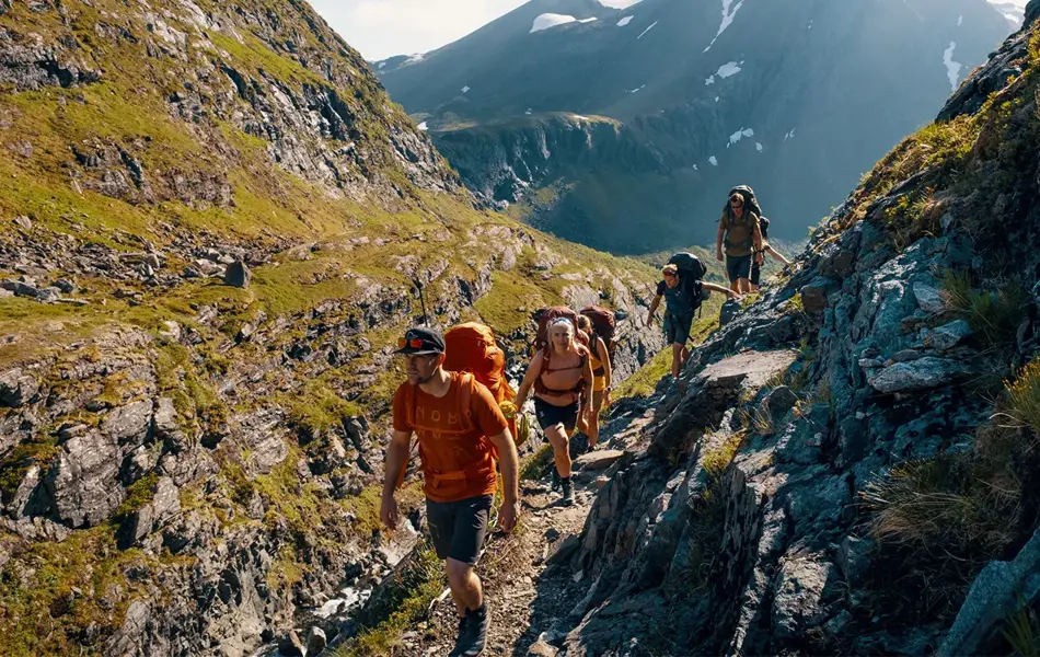 Fire personer på fjelltur med turklær