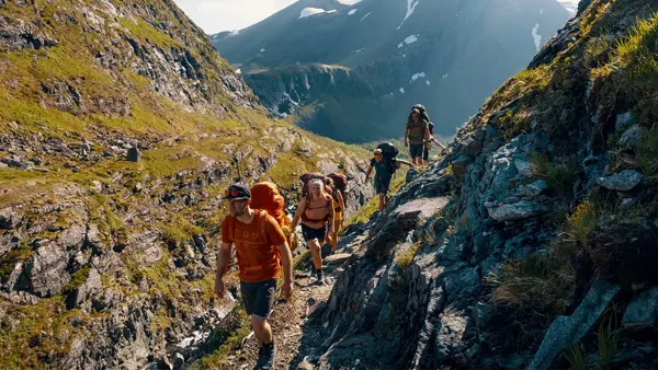 Fire personer på fjelltur med turklær
