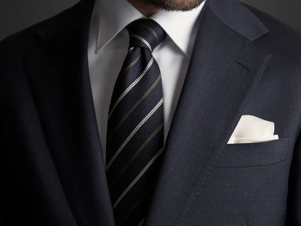 Nærbilde fra halsen og ned av en mann i dress