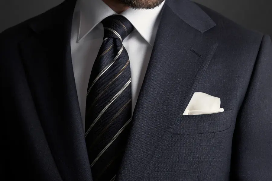 Nærbilde fra halsen og ned av en mann i dress