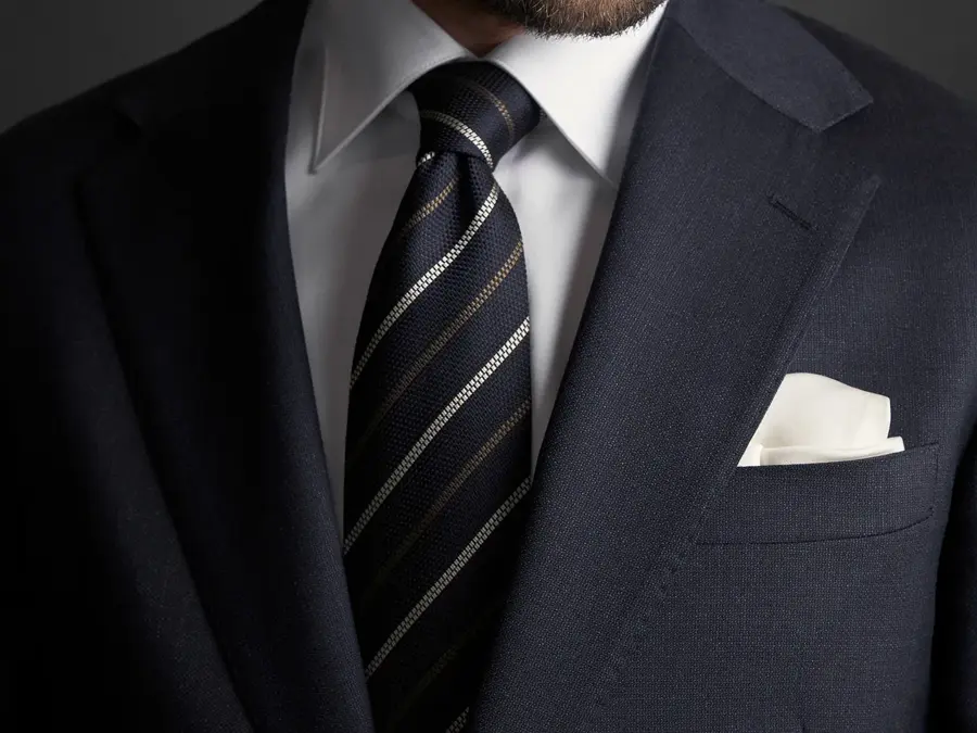 Nærbilde fra halsen og ned av en mann i dress